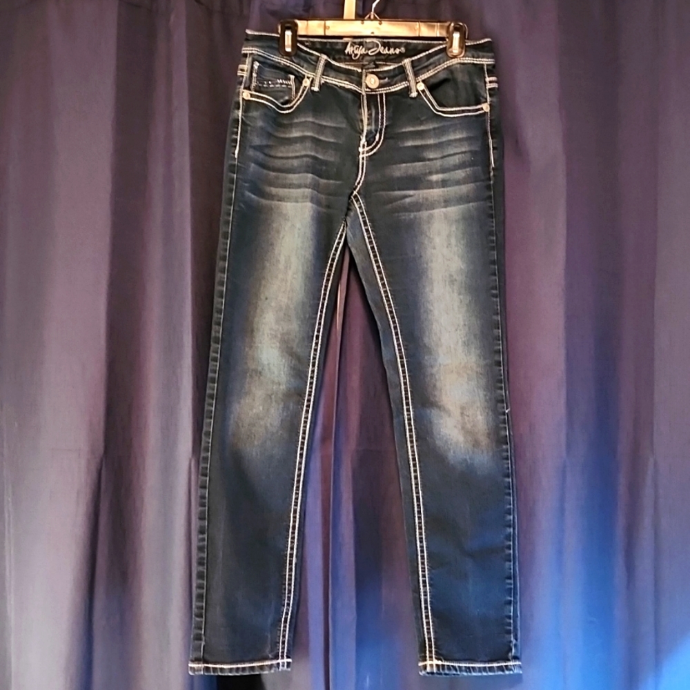 🔥Ariya🔥 Jeans- gently worn w/ bling detail